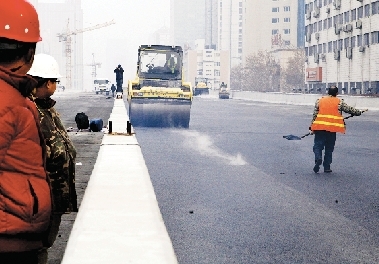 昨日農(nóng)業(yè)路高架第八標(biāo)段已經(jīng)開始鋪設(shè)瀝青。