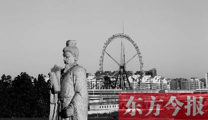 16日，從中原福塔基座平臺(tái)看向世紀(jì)歡樂(lè)園的景象