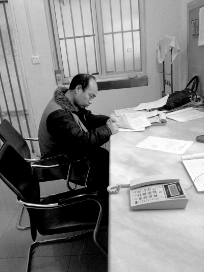 侯見志在看守所中簽署上訴書。律師供圖