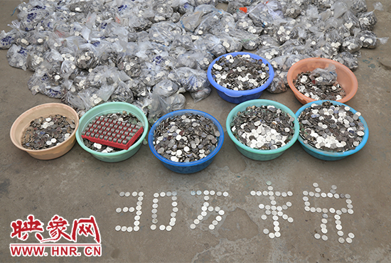 據(jù)負(fù)責(zé)清點“巨資”的張大爺介紹，這筆“巨資”積攢了兩個月左右，有30萬左右，重達3000多斤。