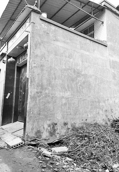 李曉陽跳下來的位置位于家里的二樓平臺(tái)上，距離地面五六米高。