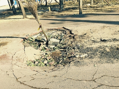 在路面正中間塌陷11平方米，最深處約半米深。