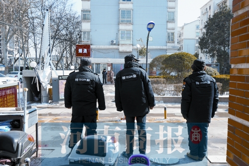 小區(qū)門口有兩撥保安把門，分屬不同的物業(yè)公司