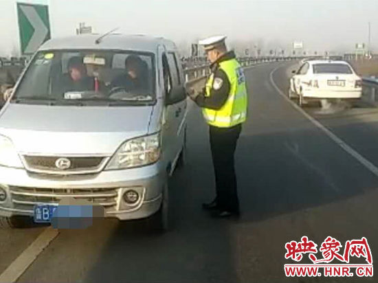 2月3日，一名男子因錯過了路口不顧自身安全竟然在高速上逆行，被焦作高速交警逮個正著。