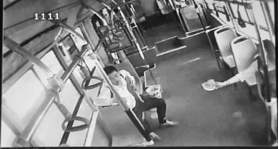 小情侶公交車(chē)上旁若無(wú)人吃西瓜，弄臟車(chē)廂環(huán)境引不滿。