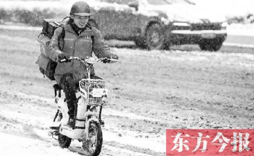 昨日大雪外賣(mài)小哥受歡迎 出租車(chē)不打表起步50元