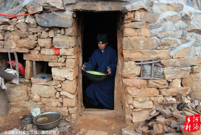 老崔走投無路中，跟著一個(gè)在嵩山后山修行的道士上了山，找了個(gè)半山腰前人堆砌出來的石屋安身。