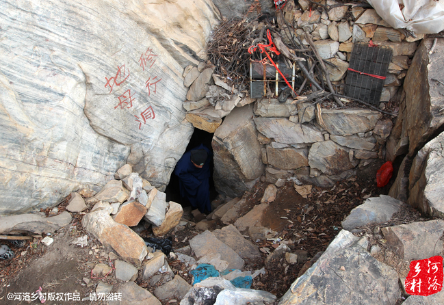 老崔說，以前就經(jīng)常半夜做夢(mèng)，夢(mèng)到女媧娘娘在召喚自己。上山以后，居住附近，竟然真的有一個(gè)地母洞，也不知是誰供奉了女媧娘娘的神像，后來這兒似乎成了老崔的獨(dú)家道場(chǎng)。