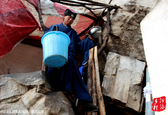 老崔居住的地方?jīng)]有通電，有了手機(jī)之后，就多了一項(xiàng)差事，隔天需要下山找地方給手機(jī)充電。一年多來，經(jīng)常上山下山，加上誦經(jīng)燒香，老崔的身體硬朗了很多，山路上行走，甚至比途經(jīng)的驢友更加迅速。