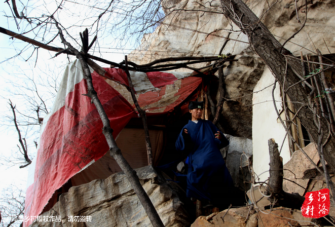 那個(gè)打斷老崔肋骨的道友搬走了，此刻半山腰只剩下老崔一個(gè)人，除了山下的香客，也只有偶爾登山的驢友路過。老崔一副面帶微笑的慈祥模樣，也贏得香客好感，有山下香客邀請(qǐng)他春節(jié)下山過年，老崔有些糾結(jié)，對(duì)于香客的邀請(qǐng)，是去還是不去呢？