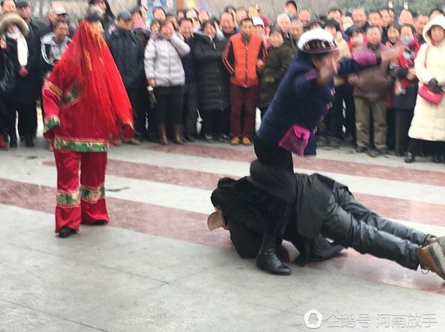 洛陽(yáng)大叔扮豬八戒 一個(gè)動(dòng)作令人臉紅