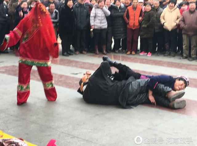 洛陽(yáng)大叔扮豬八戒 一個(gè)動(dòng)作令人臉紅