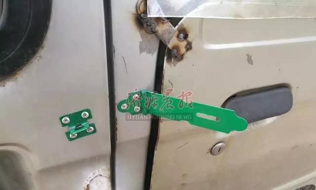 濟(jì)源街頭現(xiàn)“任性”面包車 過(guò)往路人大笑不止