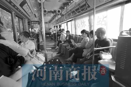 高考家長坐公交“討彩頭” 網(wǎng)友提醒：“別坐985路” 為啥？