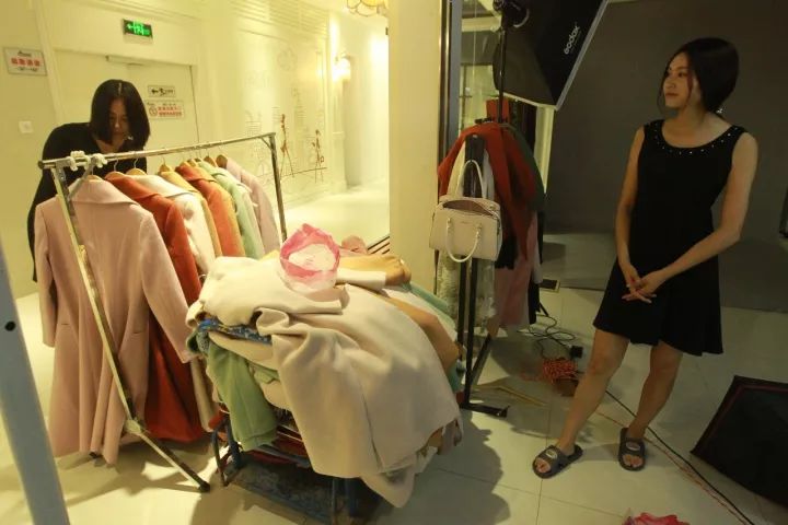 鄭州淘女郎:一天要換100多套衣服 日入過萬 鄭州淘女郎:一天要換100多套衣服 日入過萬