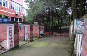 緊挨鐵山坪基地，有一條“迷你”街道，雖然簡陋，但尚未拆去的店鋪名稱顯出了曾經(jīng)的“繁華”。組圖/記者倪志剛