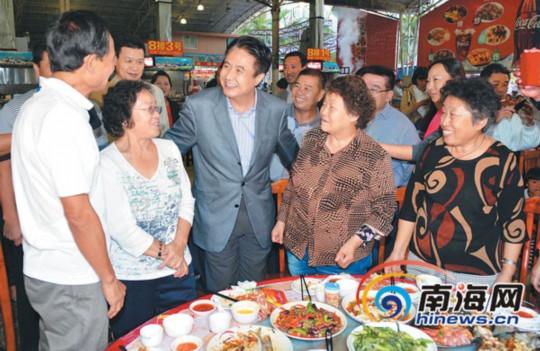 1月1日，省委書記、省人大常委會(huì)主任羅保銘在三亞調(diào)研。圖為在三亞春園海鮮大排檔，羅保銘來到用餐的游客中間，了解他們?cè)谌齺喌穆糜胃惺?，并認(rèn)真聽取大家的意見和建議。本報(bào)記者 王凱 攝