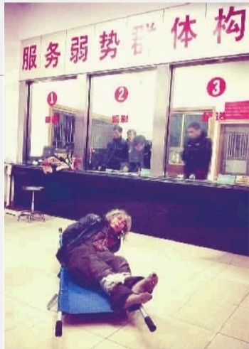 1月7日23點50分，長沙市救助管理站大廳，一名老年流浪者躺在擔架上，無助地看著記者。