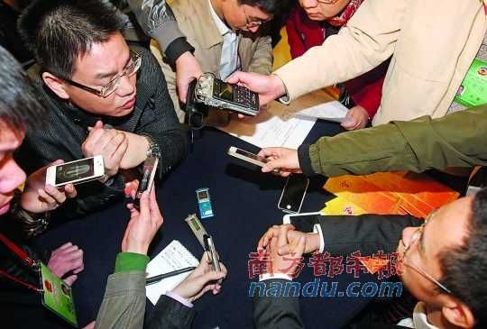 咨詢問政會上，記者的錄音設(shè)備遍布臺面。南都記者 馮宙鋒 攝