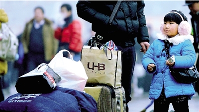 昨天上午，一名隨家長回老家的小女孩在等候進(jìn)站。