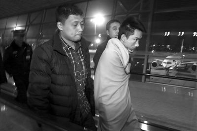 昨日，首都機(jī)場，跨國綁架勒索團(tuán)伙首犯中國籍男子奚某被押解回國。新京報記者 尹亞飛 攝