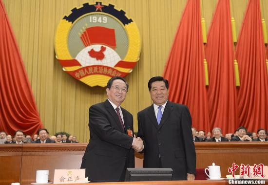 3月11日下午，全國政協(xié)十二屆一次會議在北京人民大會堂舉行第四次全體會議，俞正聲當(dāng)選政協(xié)第十二屆全國委員會主席。圖為政協(xié)第十一屆全國委員會主席賈慶林和俞正聲握手，表示祝賀。中新社發(fā) 廖攀 攝