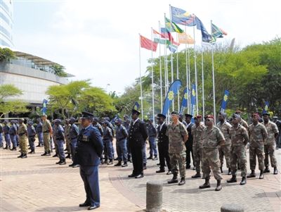 3月23日，南非警員參加德班峰會安保動員會。為確保峰會安全，南非政府從全國抽調(diào)3000名警察加強安保。 新華社發(fā)