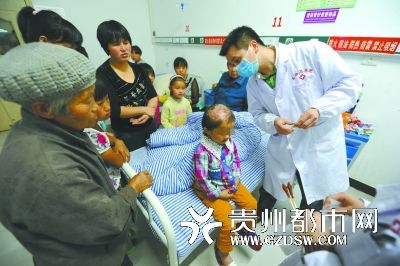 醫(yī)生為小麗作檢查。