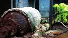 5月19日，中鹽湖南株洲化工集團有限公司廠區(qū)，消防戰(zhàn)士穿著重型防化服對泄漏點及周圍進行處置。圖/讀者高先生