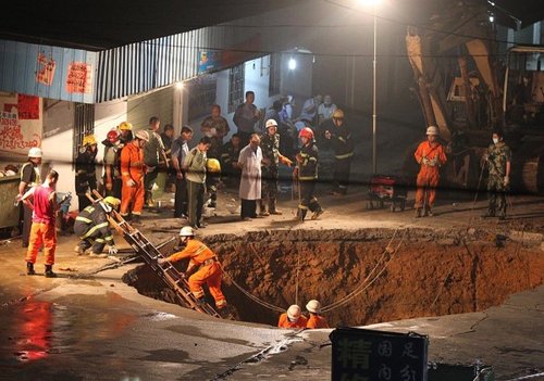 　圖為救援人員正在搜救。