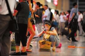 5月26日，武廣高鐵長(zhǎng)沙南站，因?yàn)楦哞F設(shè)備故障，滯留了大量旅客。圖/記者李坤