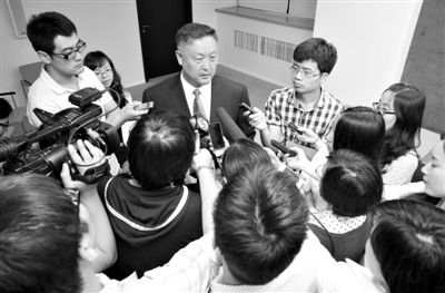 6月5日，商務(wù)部新聞辦公室召開“中歐光伏產(chǎn)品貿(mào)易摩擦”專題發(fā)布會。發(fā)布會結(jié)束后，中國機(jī)電產(chǎn)品進(jìn)出口商會會長張鈺晶接受記者采訪。新京報(bào)記者