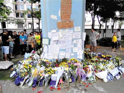 　昨日，廈門市民在BRT的橋墩下放上鮮花悼念逝者。新京報(bào)記者 郭鐵流 攝