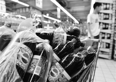 昨日，浙江省杭州市，在一家超市里拍攝到的百事可樂。近日，百事可樂再次遭遇“致癌風波”。圖/CFP