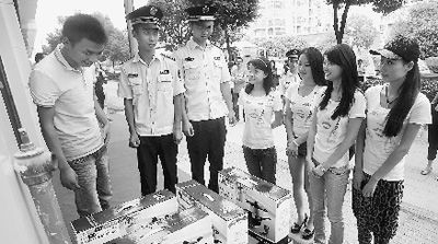 “美女執(zhí)法”。