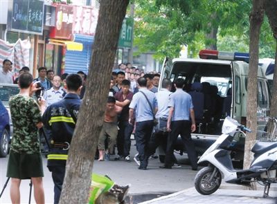 女童安全獲救后，嫌疑人被制服并由民警押出餐館。新華社發(fā)