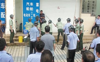 昨日，警方趕到現(xiàn)場制服嫌疑人何某。