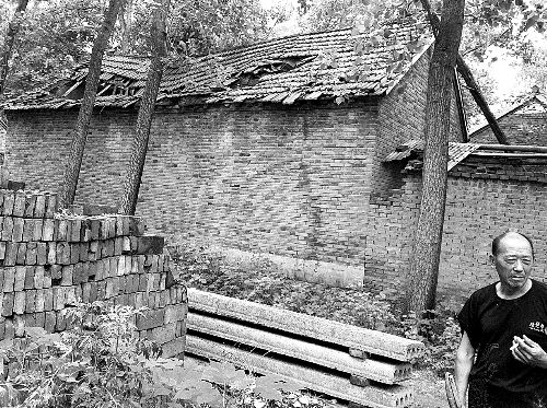 嫌疑人父母時常外出反映問題，家里的房子已破爛不堪。