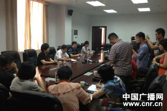 試卷原件展示前向媒體說(shuō)明情況，并要求媒體不能拍照或攝像