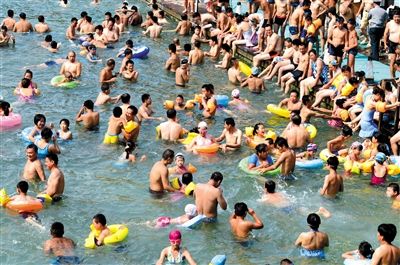 昨日，濟(jì)南市最高氣溫超過(guò)37℃，位于市區(qū)黑虎泉畔的泉水浴場(chǎng)免費(fèi)開(kāi)放。