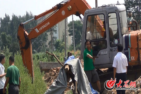 陳寶成手持自制刀斧守在挖掘機旁阻止便衣民警靠前。（視頻截圖）