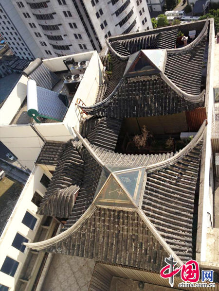 2013年8月14日，江蘇蘇州蘇州市三香大廈高樓18層樓頂東側(cè)陽(yáng)臺(tái)上的“蘇州園林”式別墅，兩座涼亭和兩道回廊，飛檐翹角，一派蘇州園林的氣勢(shì)。中國(guó)網(wǎng)圖片庫(kù)李俊鋒攝影