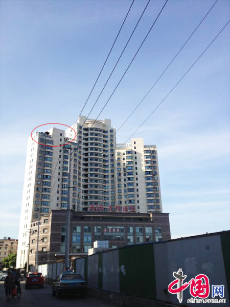 2013年8月14日，江蘇蘇州蘇州市三香大廈高樓18層樓頂東側(cè)陽(yáng)臺(tái)上的“蘇州園林”式別墅，兩座涼亭和兩道回廊，飛檐翹角，一派蘇州園林的氣勢(shì)。中國(guó)網(wǎng)圖片庫(kù)李俊鋒攝影