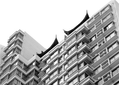 從三香大廈樓下能看見“空中園林”的亭檐一角。