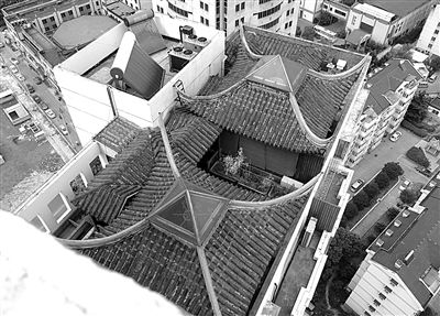 前日，從三香大廈另一單元樓頂俯拍“空中園林”。