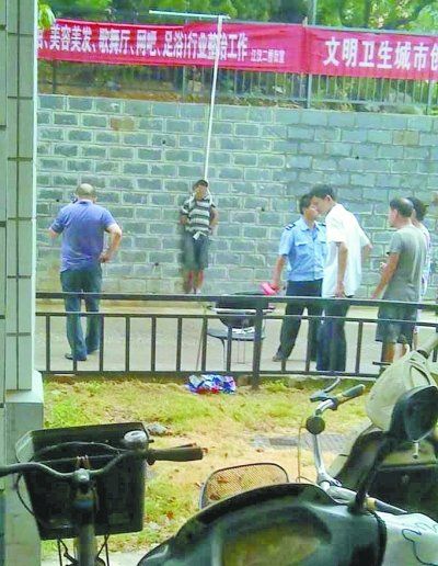 小偷被五花大綁捆在小區(qū)門(mén)前的墻壁上示眾。 網(wǎng)友羅先生 攝