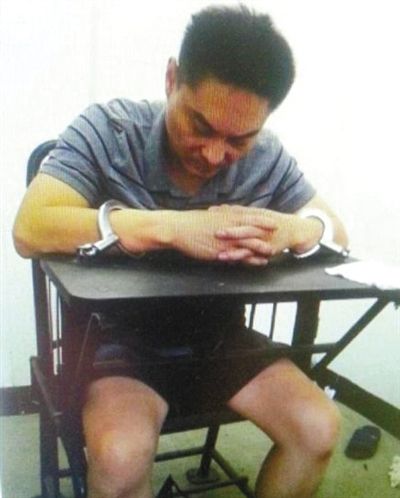 韓磊被控制時接受警方訊問。本組圖片為視頻截圖