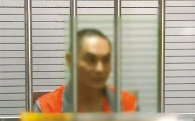 涉嫌窩藏罪的李明在接受訊問。