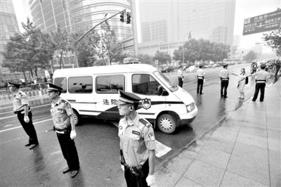 　　昨日早上,押解李某某的車隊(duì)開(kāi)進(jìn)法院。當(dāng)日,李某某等5人涉嫌強(qiáng)奸案在海淀法院不公開(kāi)審理。本版攝影/新京報(bào)記者 王貴彬