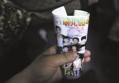 2012年8月1日，事發(fā)幼兒園一受害女童展示班級(jí)合影。